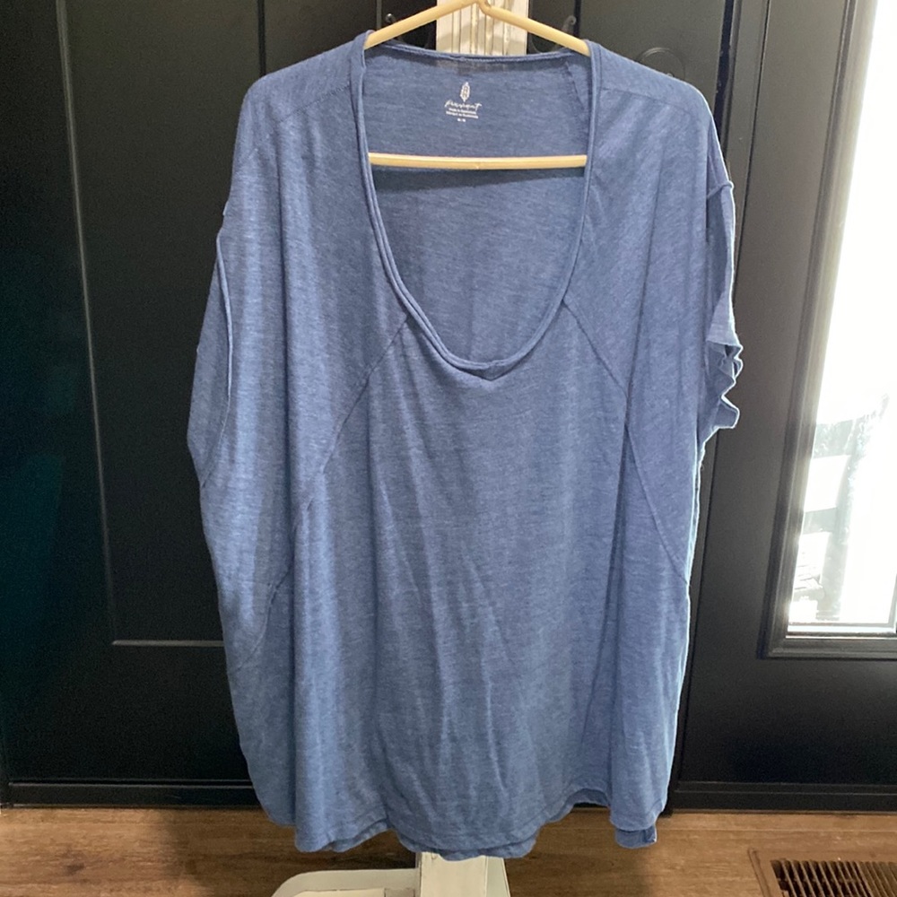 Free people movement shirt WITH POCKETS 💙